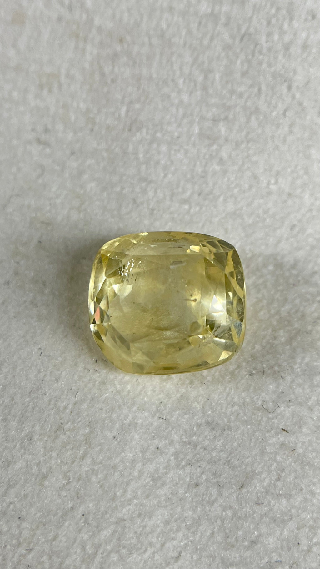 Yellow sapphire - 5.588 Carat.