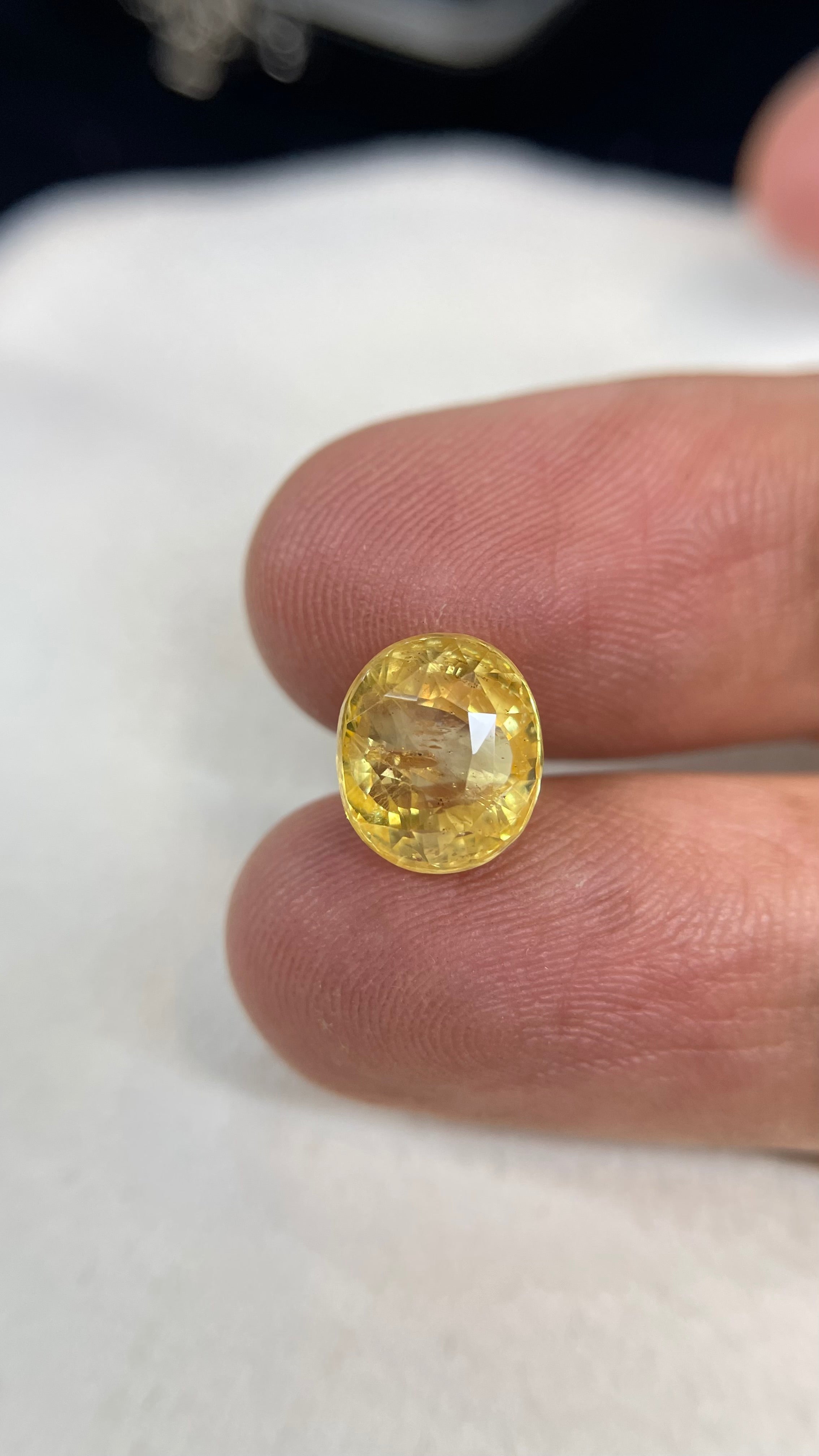 Yellow sapphire - 5.5 Carat.