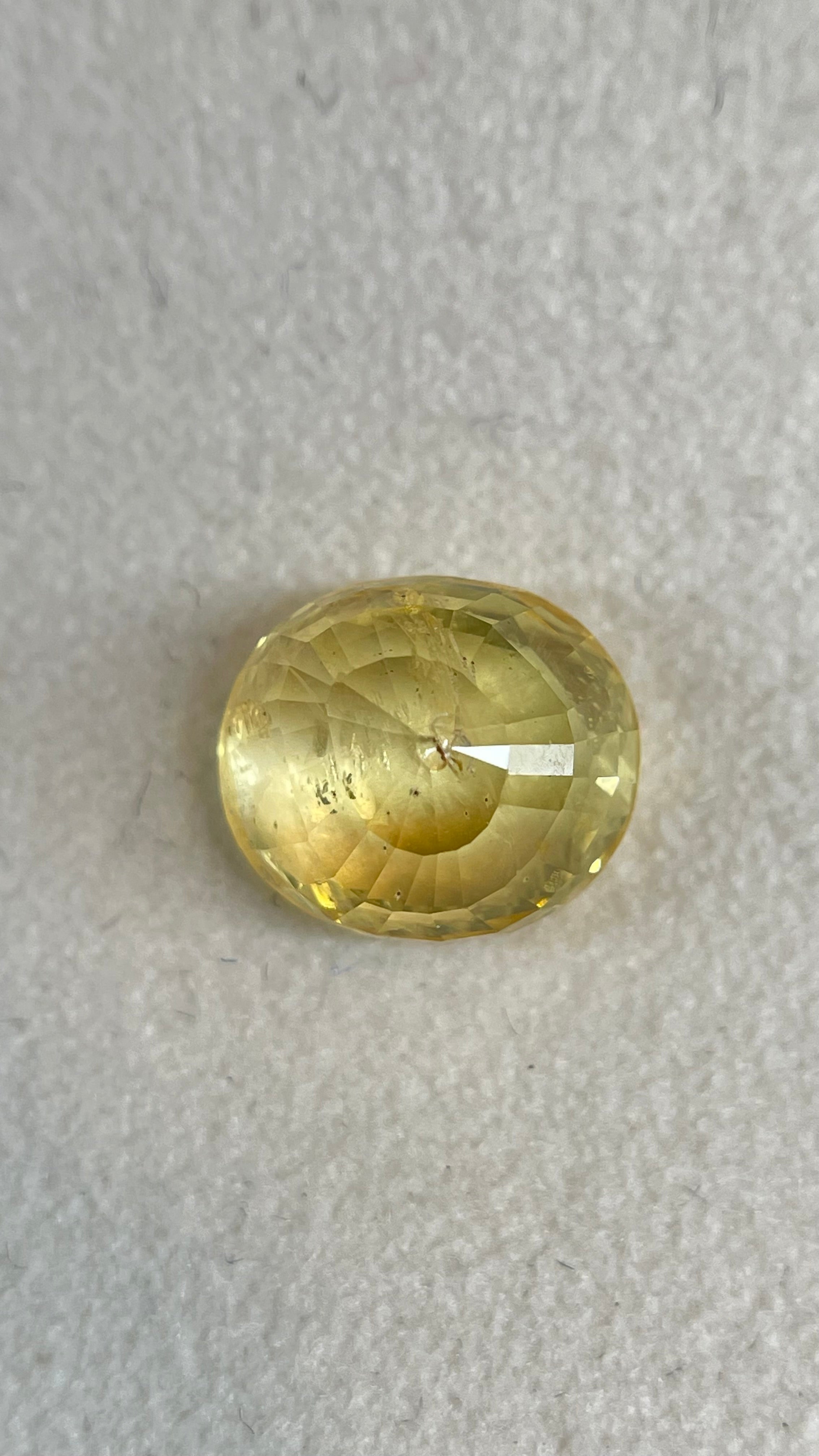 Yellow sapphire - 5.5 Carat.