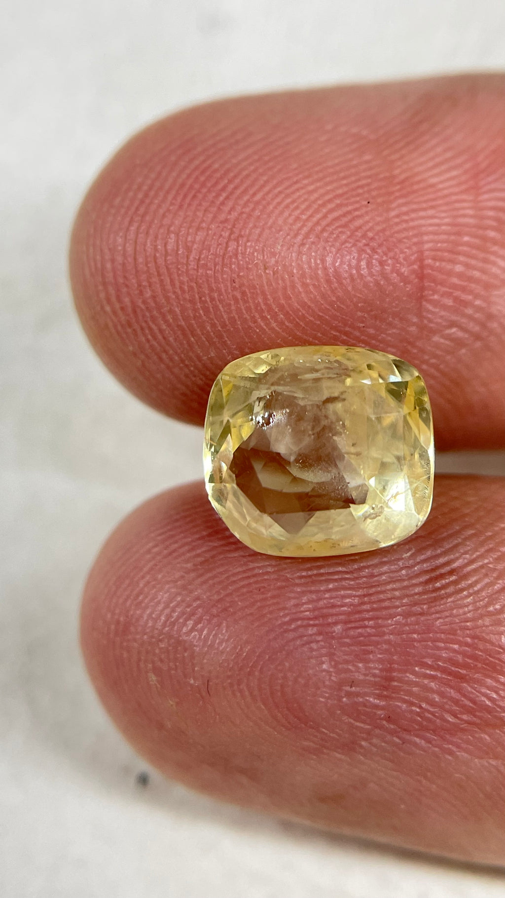 Yellow sapphire - 5.588 Carat.