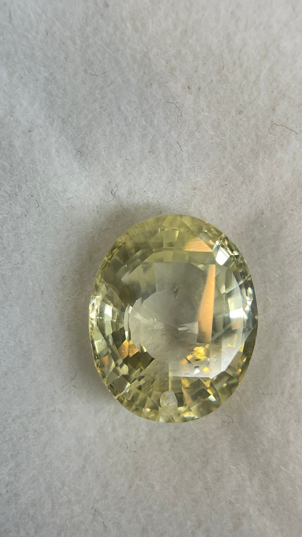 Yellow sapphire - 6.81 Carat.