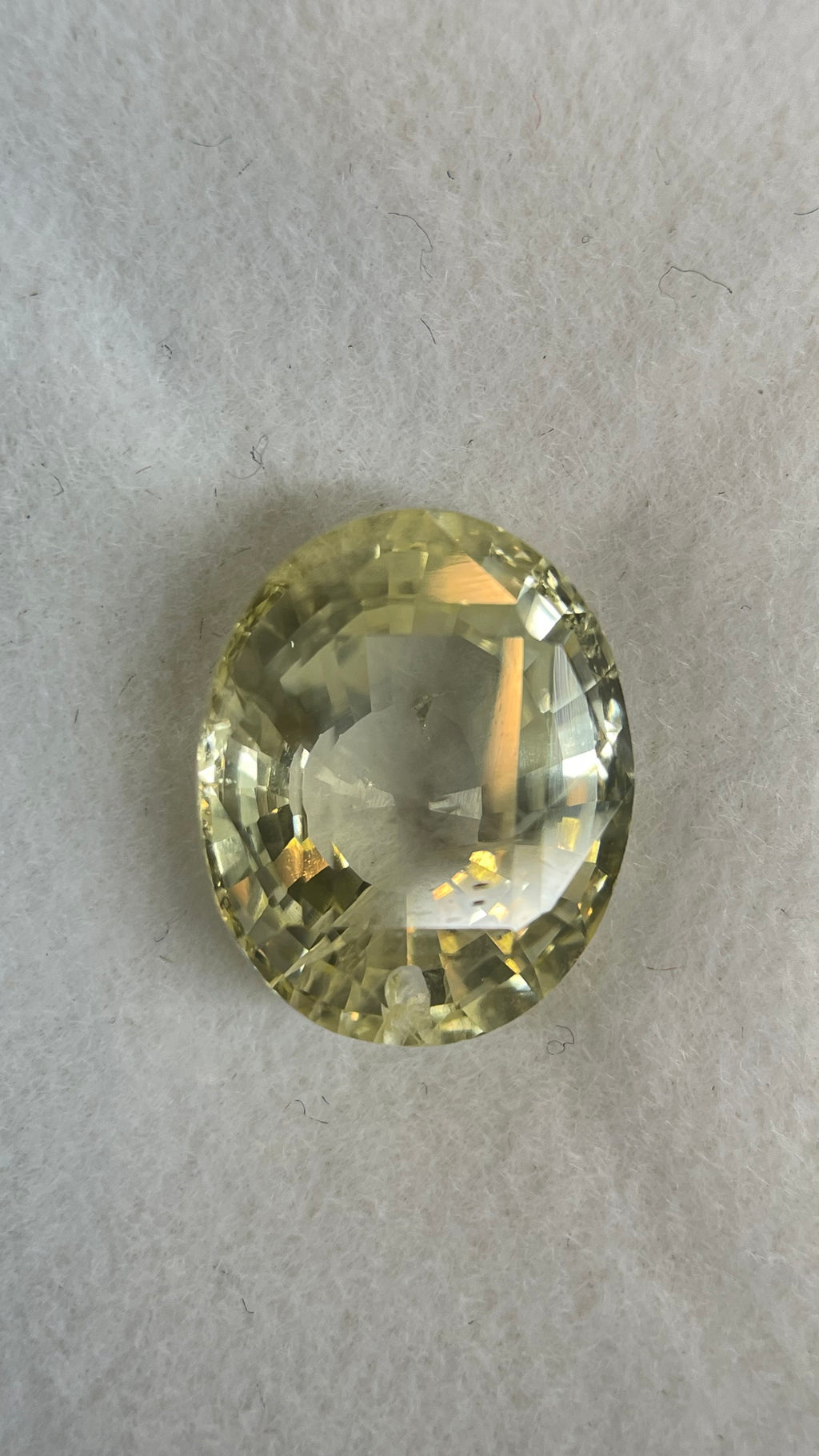 Yellow sapphire - 6.81 Carat.