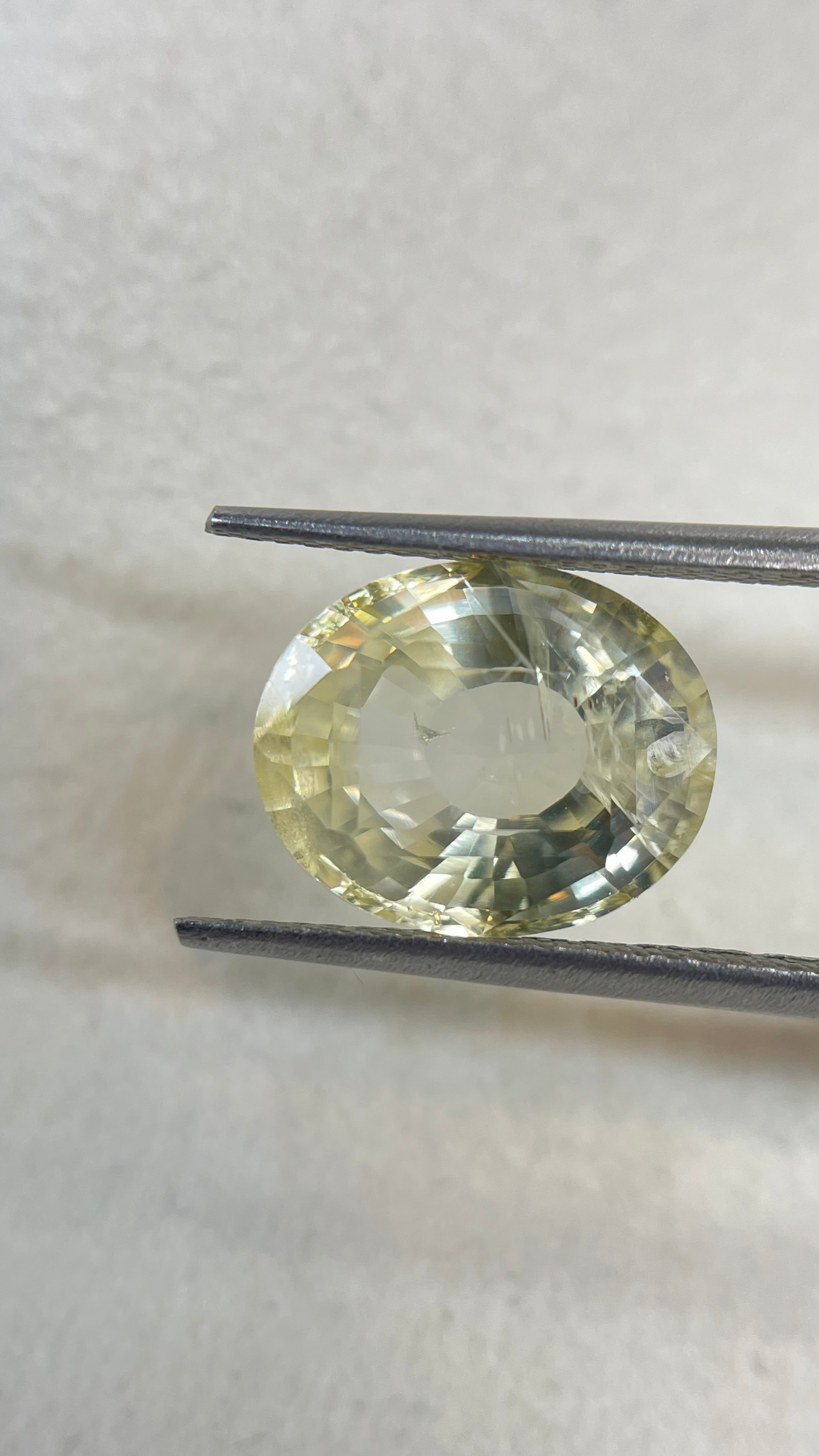 Yellow Sapphire - 6.81 Carat.