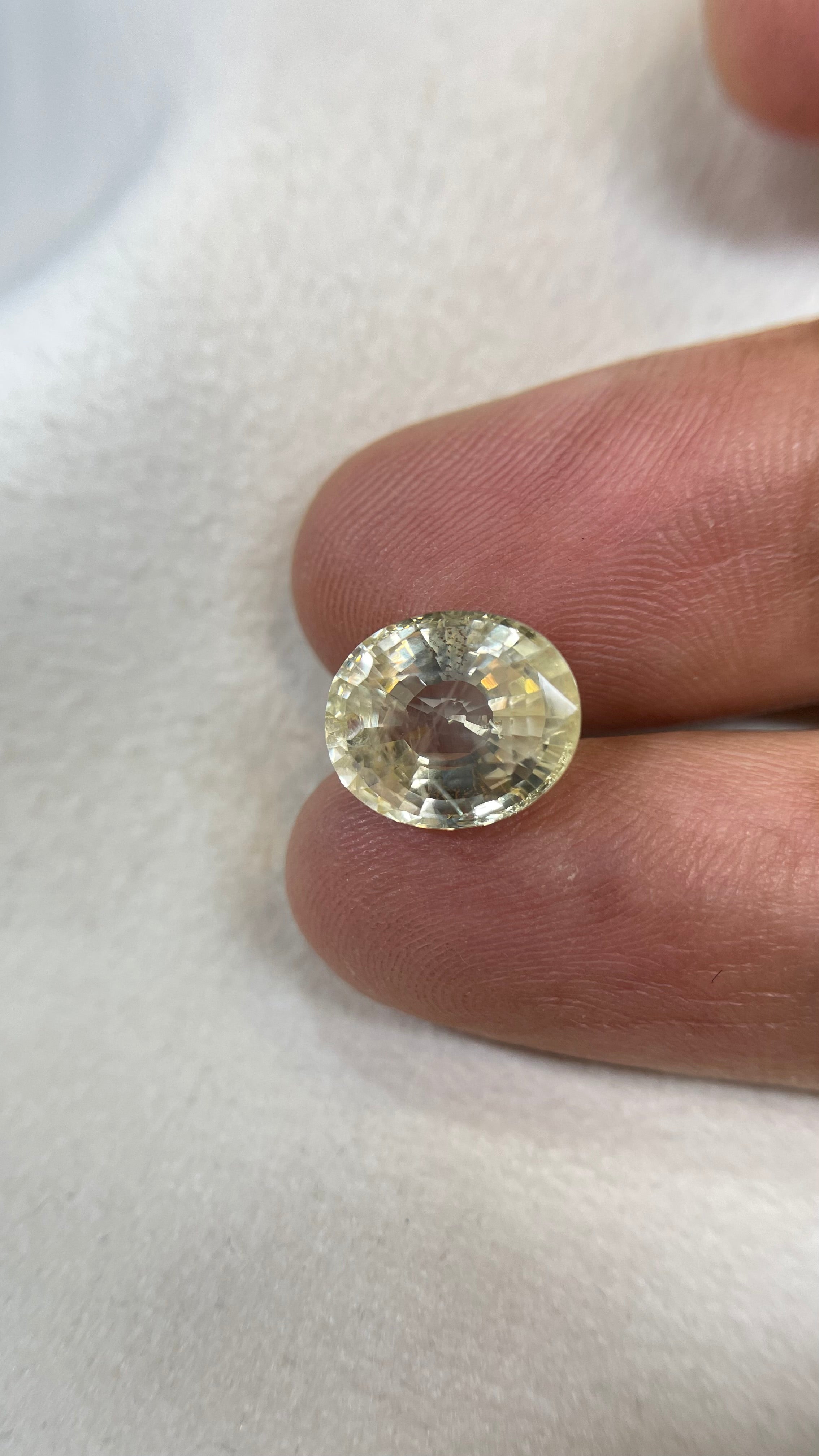 Yellow Sapphire - 6.81 Carat.