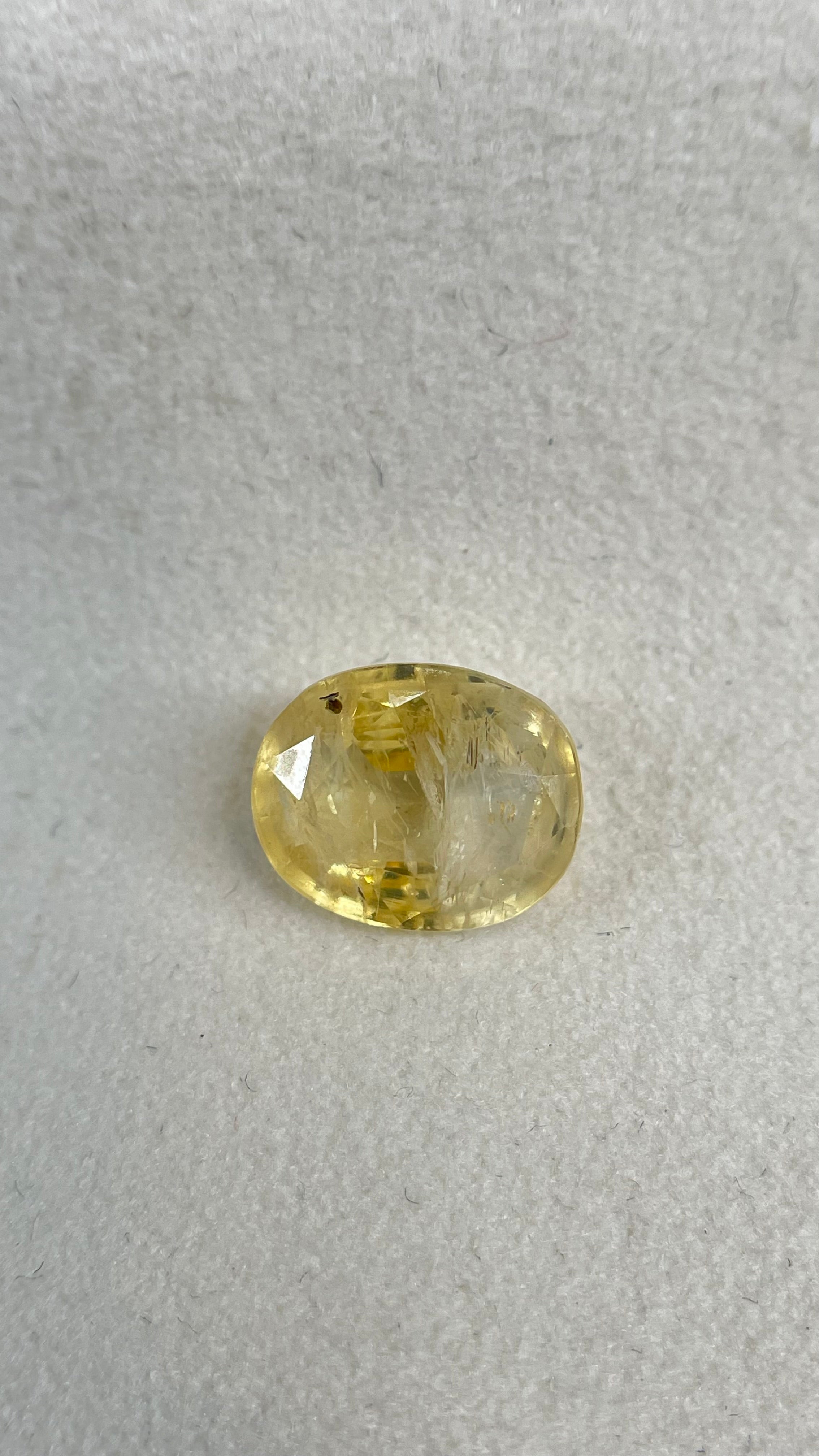Yellow Sapphire - 5.40 Carat.