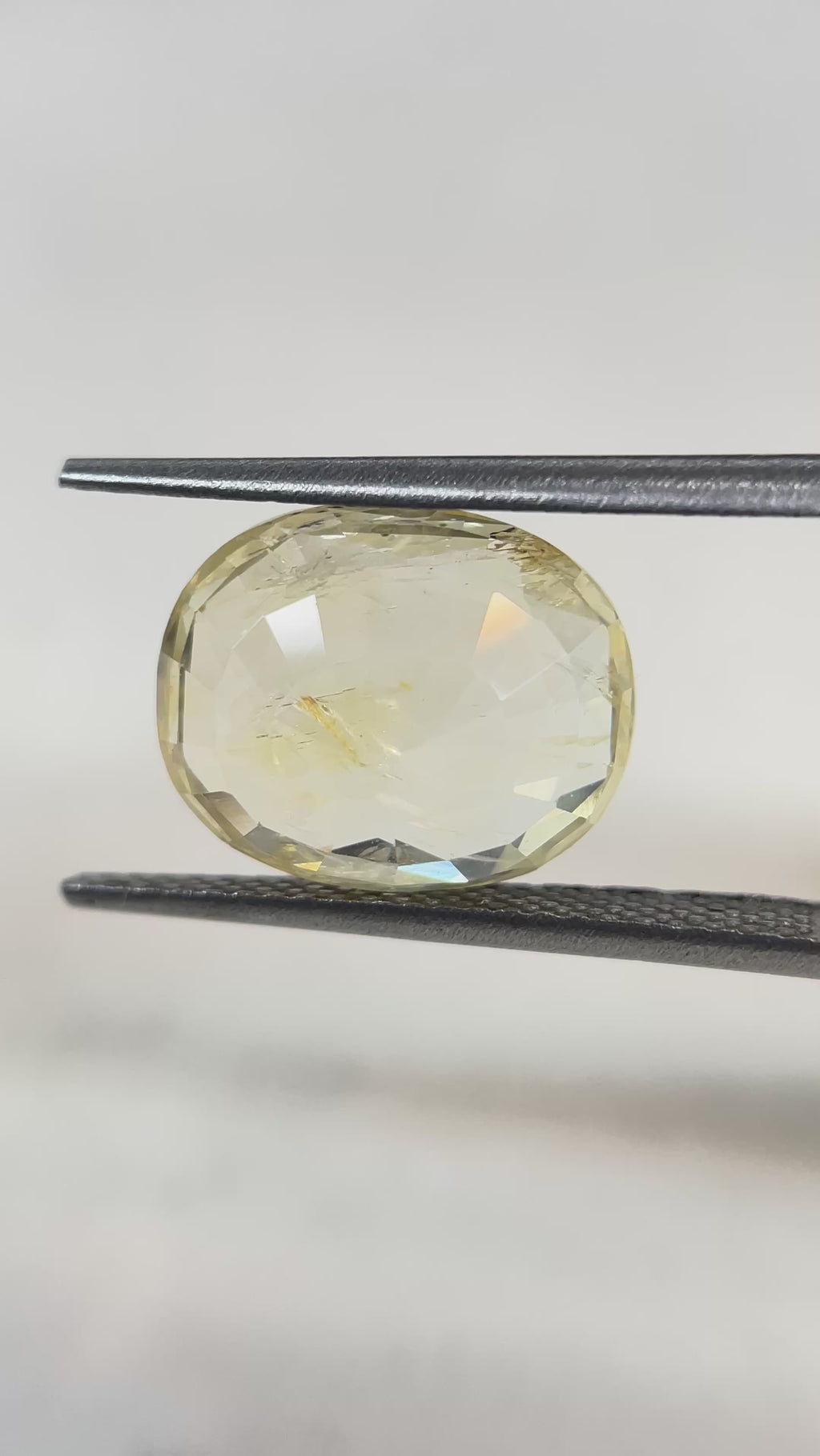 Yellow Sapphire - 6.6 Carat.
