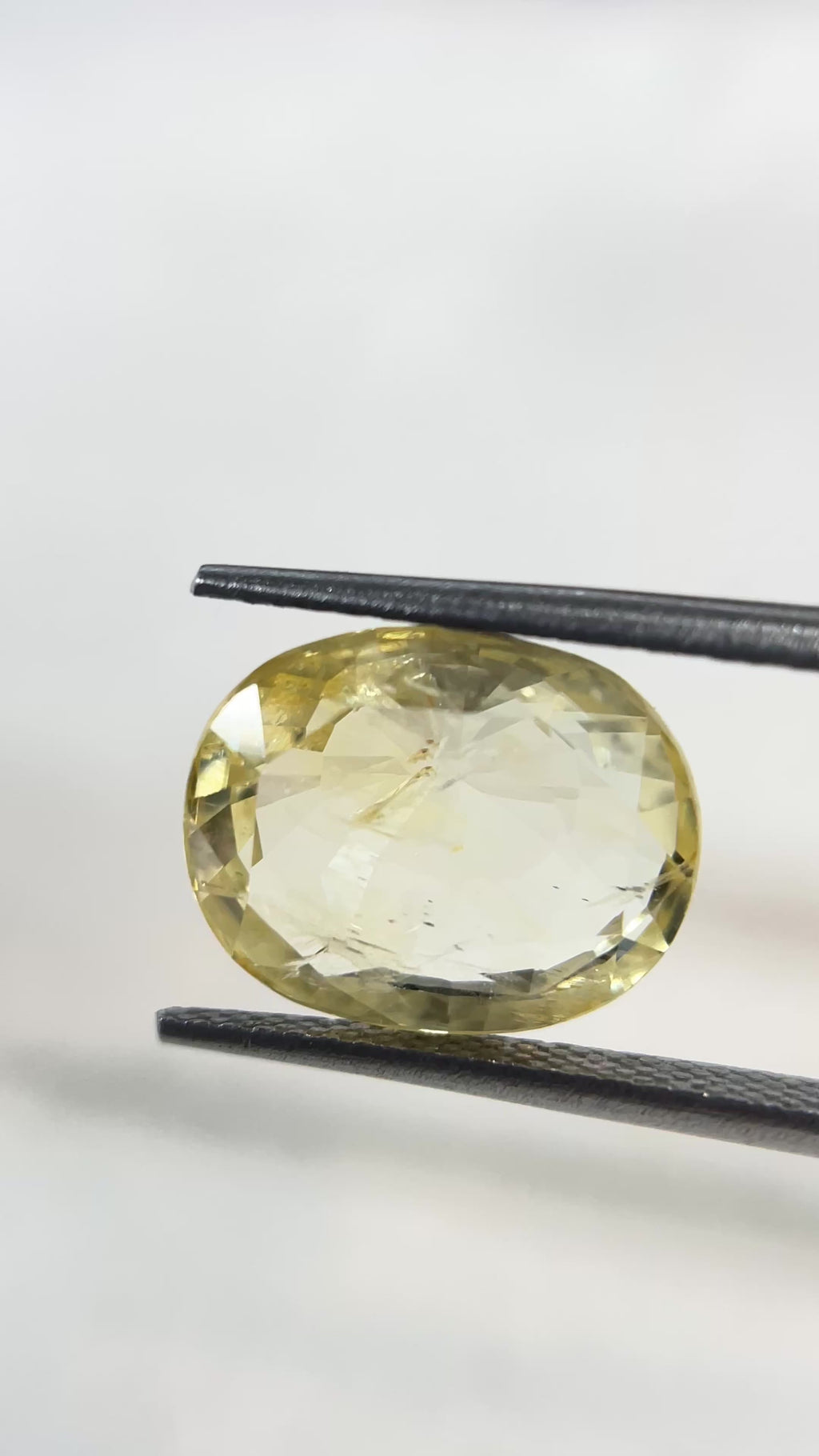 Yellow Sapphire - 6.6 Carat.