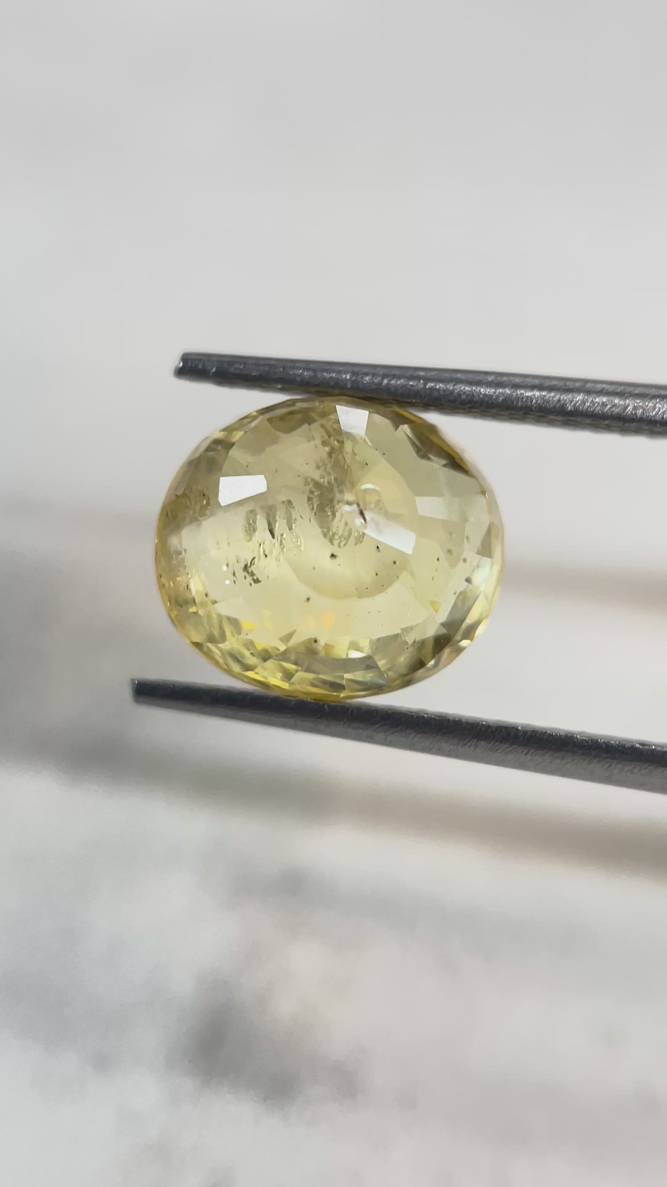 Yellow sapphire - 5.5 Carat.