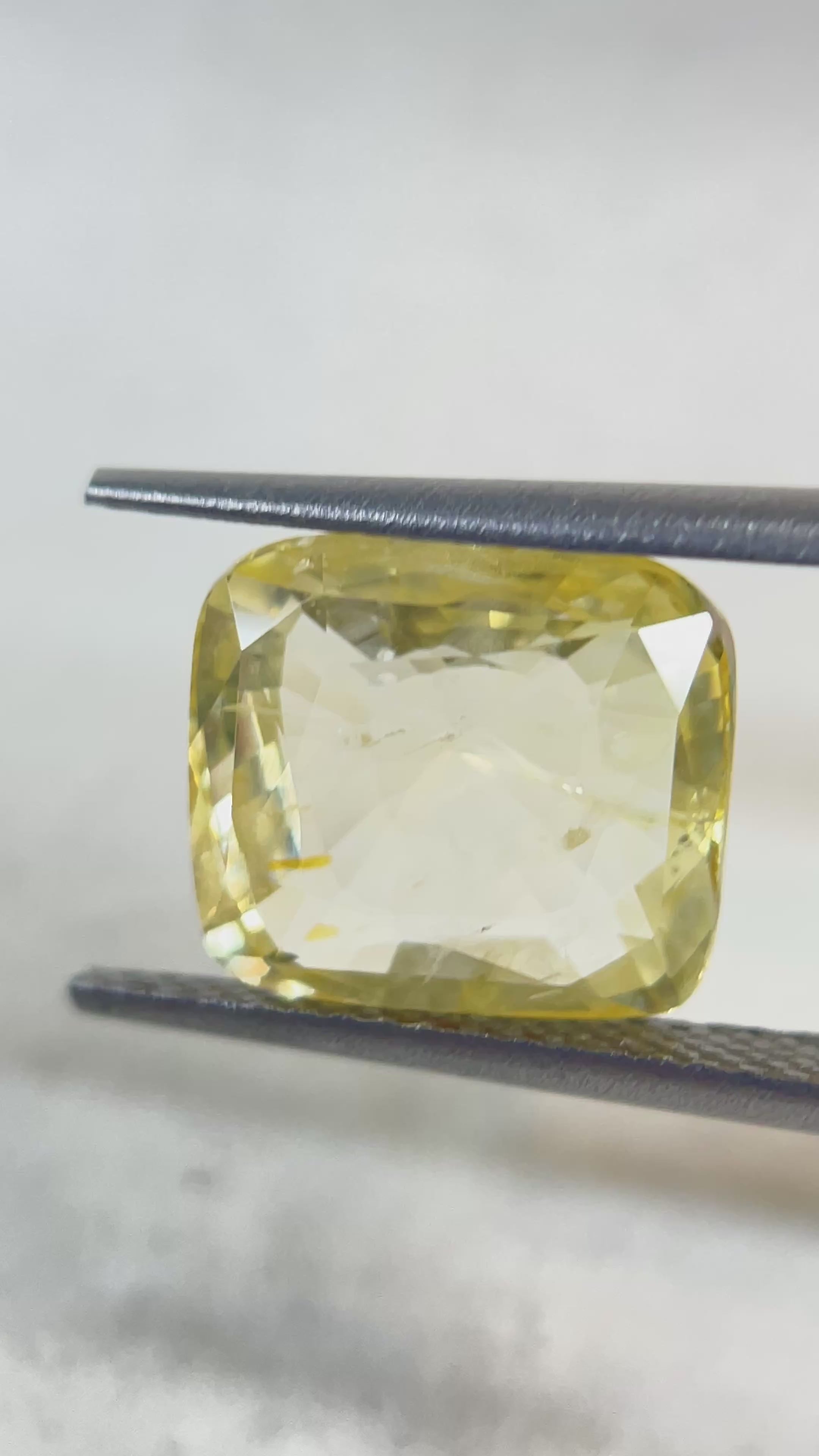Yellow Sapphire - 5.29 Carat