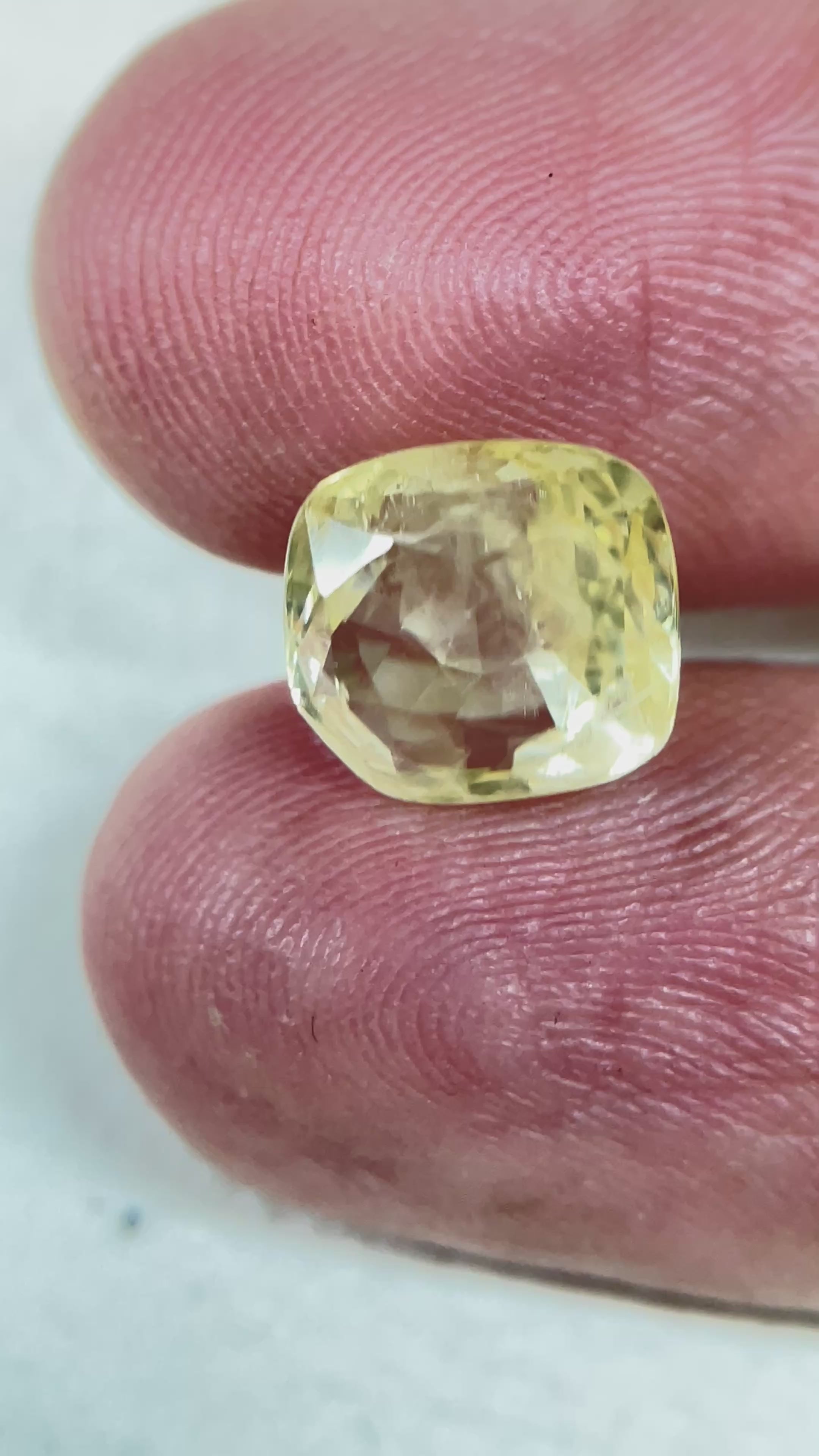 Yellow sapphire - 5.588 Carat.