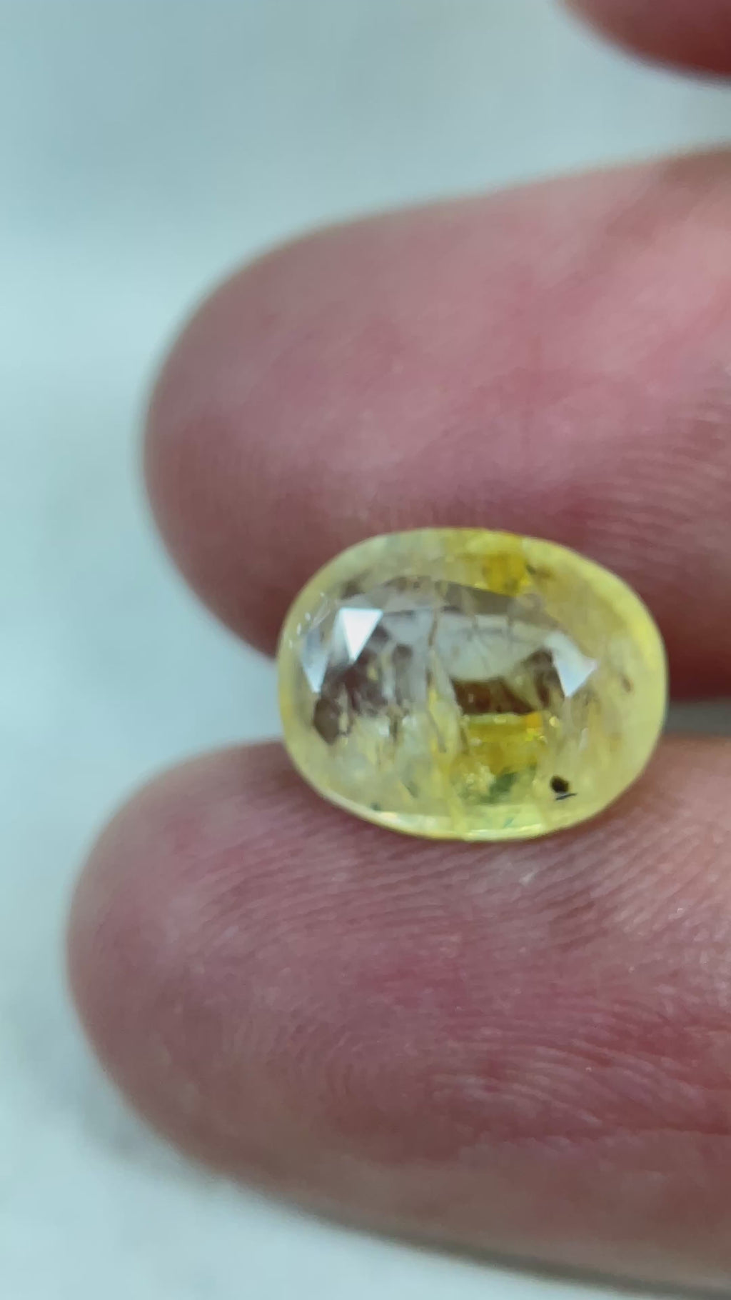 Yellow Sapphire - 5.40 Carat.