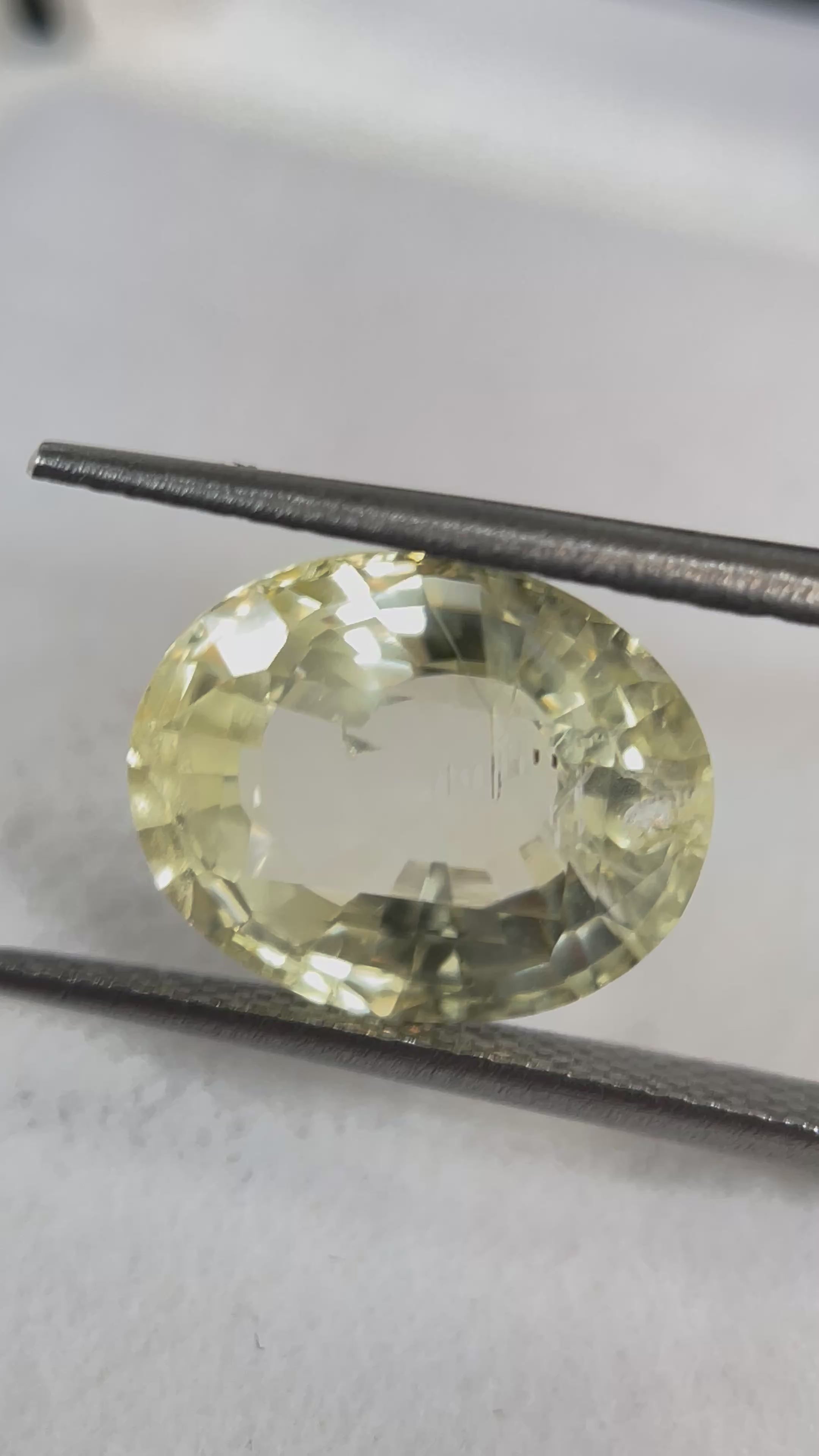 Yellow sapphire - 6.81 Carat.
