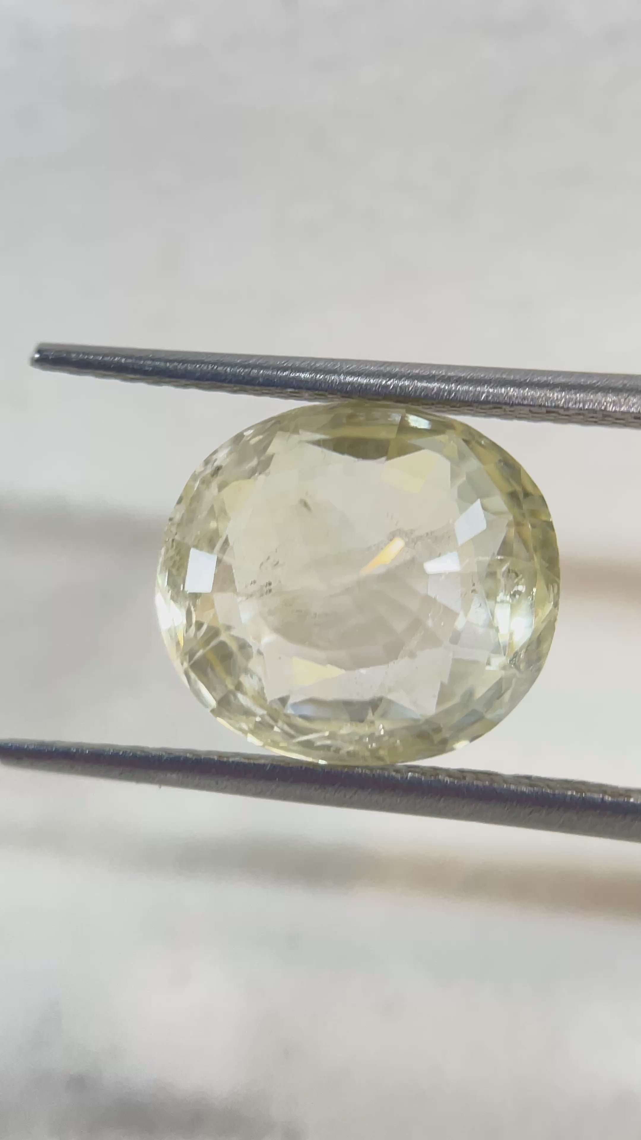 Yellow Sapphire - 7.06 Carat.
