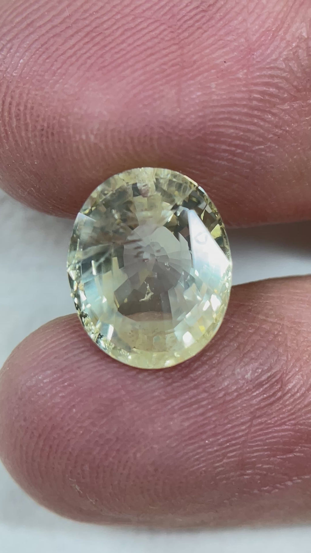 Yellow Sapphire - 6.81 Carat.