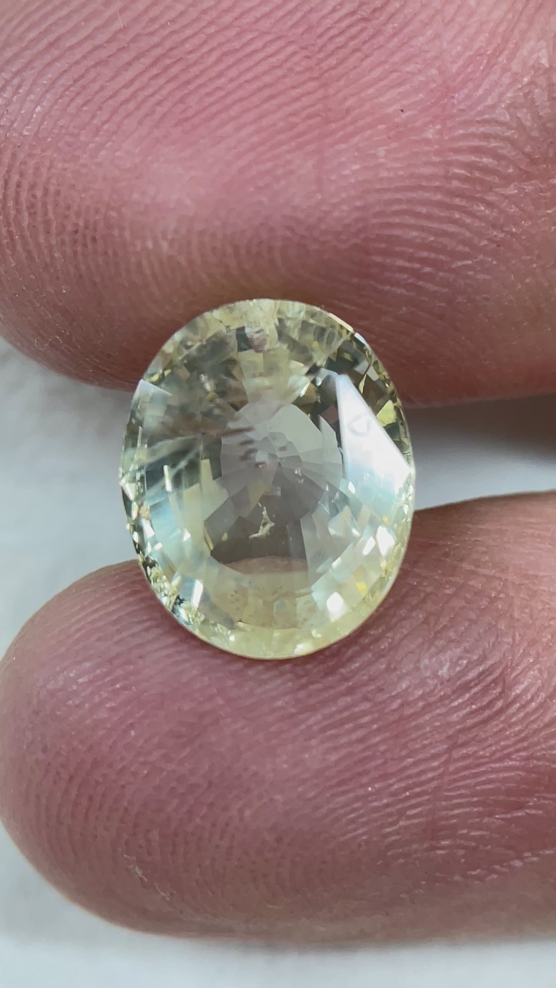 Yellow Sapphire - 6.81 Carat.